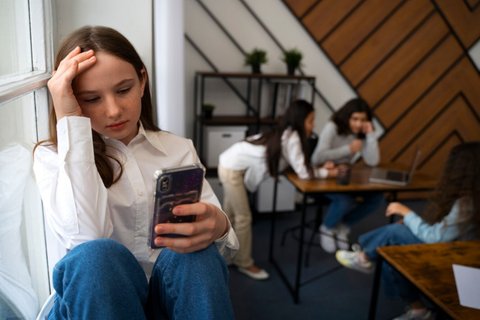 Jaringan Sosial atau Jaringan Stres? Dampak Media Sosial pada Kesehatan Mental Remaja