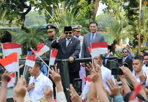 FOTO: Meriahnya Pelepasan Presiden Prabowo di Kemenhan, Diwarnai Senyum Semringah Titiek Soeharto