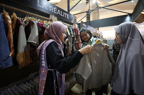 FOTO: Berburu Produk UMKM yang Dipamerkan di SMEXPO 2024