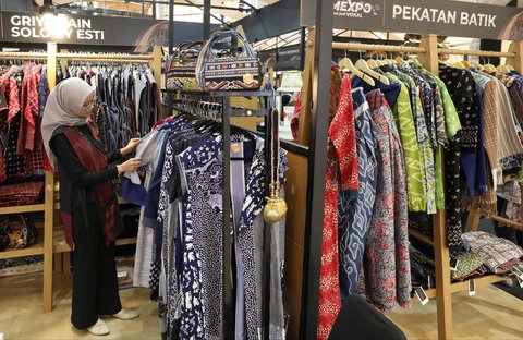 FOTO: Berburu Produk UMKM yang Dipamerkan di SMEXPO 2024