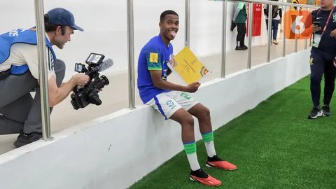 Selebrasi pemain Timnas Brasil U-17, Estevao setelah mencetak gol kedua ke gawang Ekuador U-17 dalam pertandingan babak 16 Besar Piala Dunia U-17 di Stadion Manahan, Solo, Senin (20/11/202