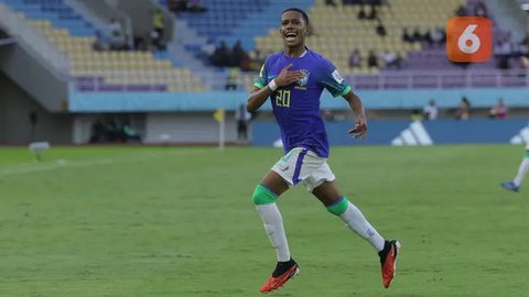 Selebrasi pemain Timnas Brasil U-17, Estevao setelah mencetak gol kedua ke gawang Ekuador U-17 dalam pertandingan babak 16 Besar Piala Dunia U-17 di Stadion Manahan, Solo, Senin (20/11/202