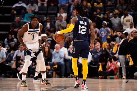 Nikola Jokic berduel dengan Anthony Edwards pada play-off NBA (AP)