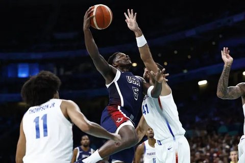 Nikola Jokic berduel dengan Anthony Edwards pada play-off NBA (AP)