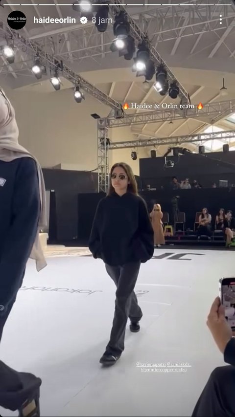 Pada gladi resik, Jennifer tampil simpel namun tetap stylish dengan OOTD serba hitam yang dipadukan dengan kacamata hitam.<br>