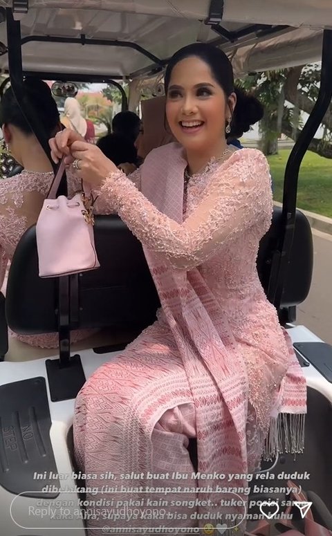 Potret Santai Annisa Pohan Naik Buggy Car di Istana Negara, Duduk Menghadap Belakang Tanpa Jaim<br>