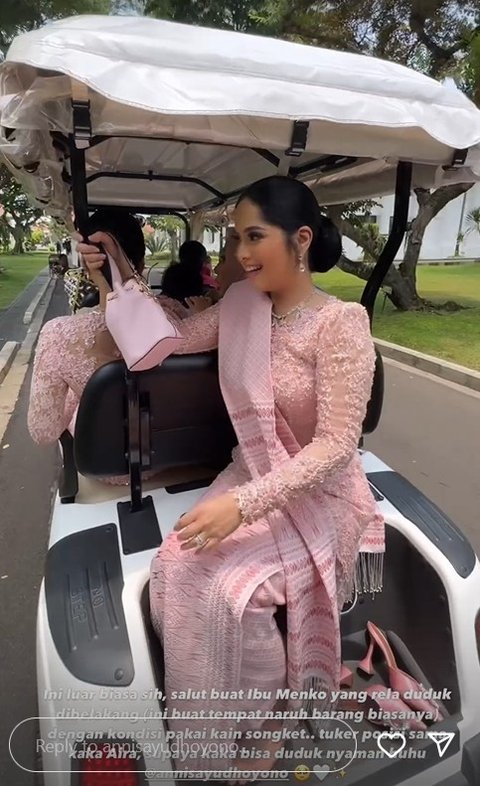 Karena kapasitas buggy car terbatas, Annisa Pohan memutuskan untuk duduk di belakang dan menghadap ke belakang, mengalah kepada putrinya yang duduk di bagian depan.<br>