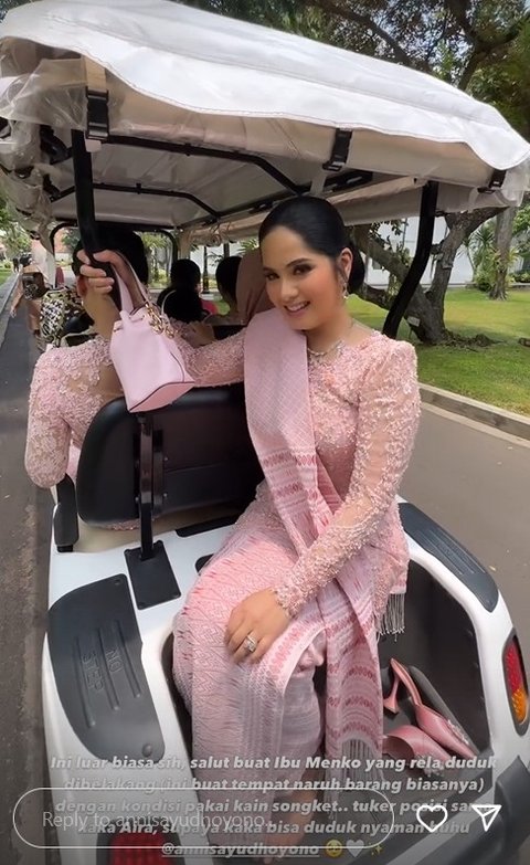 Annisa lebih memilih duduk di tempat barang daripada harus berjalan kaki ke lokasi pelantikan, mengingat jarak yang cukup jauh dan kemungkinan kakinya pegal akibat mengenakan high heels dan kebaya.<br>