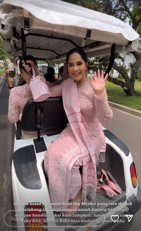 Annisa tertawa saat direkam oleh temannya. Meskipun penampilannya sudah sangat cantik dan anggun, ia sama sekali tidak jaim dan tidak meminta diistimewakan.<br>