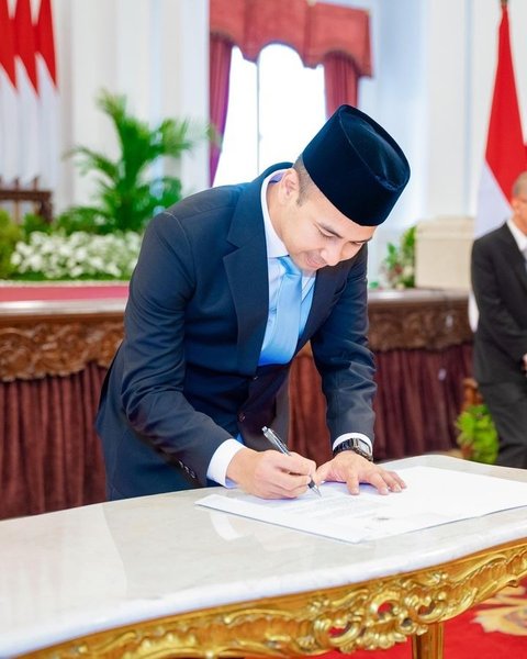 Menurut laporan dari Detik.com, gaji Raffi Ahmad sebagai Utusan Khusus Presiden diatur dalam Peraturan Presiden Nomor 137 Tahun 2024. Aturan ini ditetapkan oleh Presiden Joko Widodo pada 18 Oktober 2024, sebelum masa jabatannya berakhir.<br><br>