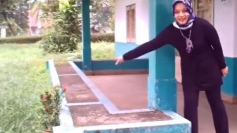 Ada banyak kenangan masa kecil yang tersimpan di hunian komplek Pertamina itu, termasuk lokasi penanaman ari-ari Soraya di teras rumah.