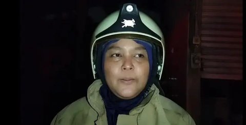 Petugas pemadam kebakaran Kota Depok Martinus meninggal dunia saat bertugas.