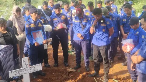 Petugas pemadam kebakaran Kota Depok Martinus meninggal dunia saat bertugas.