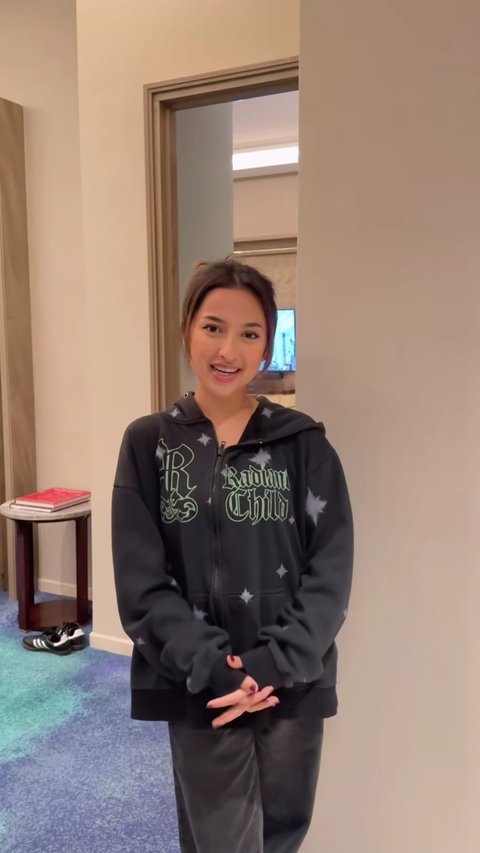 Jennifer Coppen dipercaya menjadi salah satu muse untuk clothing brand Haidee & Orlin di JFW 2025.