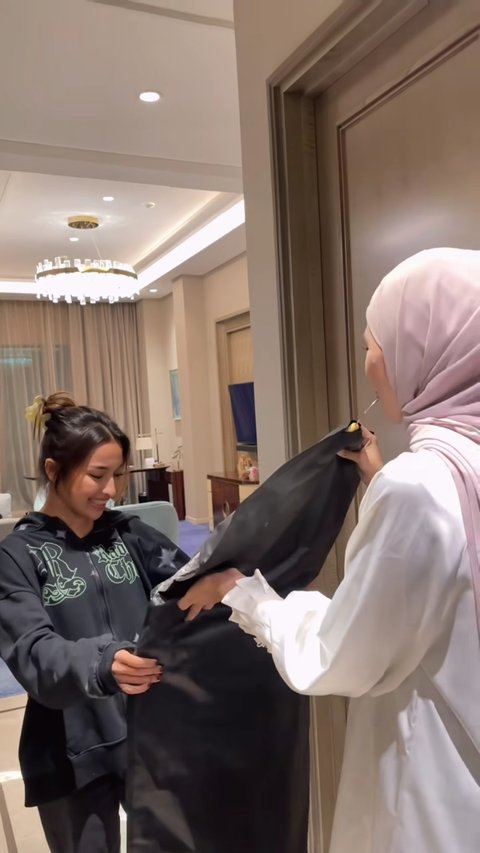 Ia terlihat sangat antusias sejak menerima busana yang akan dikenakan saat tampil di runway event fashion bergengsi tersebut.