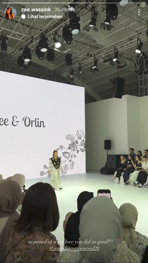 Momen paling dinantikan tiba ketika ibu anak satu tersebut melangkah anggun di runway, memukau para penonton.