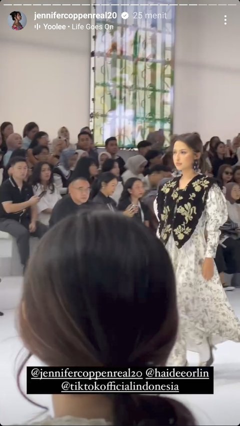 Penampilan Jennifer Coppen begitu menawan dalam balutan gaun panjang bermotif bunga dengan outer hitam yang elegan.