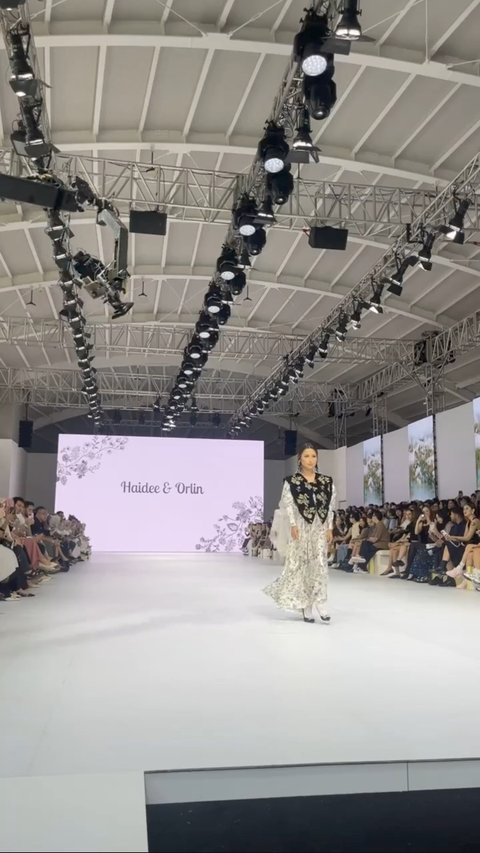 Meskipun bertubuh mungil, Jennifer mampu memancarkan aura yang paripurna dan mempesona saat melenggang di runway.