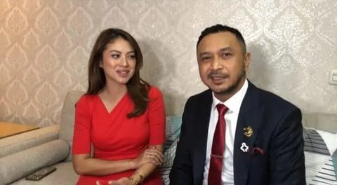 Giring Ganesha Djumaryo, merupakan seorang politikus, penyanyi, penulis lagu, pemeran, dan pengisi suara Indonesia. Ia menjabat sebagai Ketua Umum Partai Solidaritas Indonesia (PSI) periode 2
