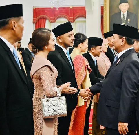 Giring Ganesha Djumaryo, merupakan seorang politikus, penyanyi, penulis lagu, pemeran, dan pengisi suara Indonesia. Ia menjabat sebagai Ketua Umum Partai Solidaritas Indonesia (PSI) periode 2