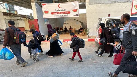 Petugas medis di Jalur Gaza melaporkan, serangan udara Israel tersebut menargetkan sebuah gedung bertingkat dan merusak sejumlah rumah di dekatnya. (Islam AHMED/AFP)