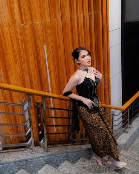 Di tengah syuting film Perewangan, Davina Karamoy kena DBD. Sebelum syuting, ia 4 kali kursus menyetir mobil berkopling karena diminta sineas Awi Suryadi. (Foto: Dok. Instagram @davinaakar