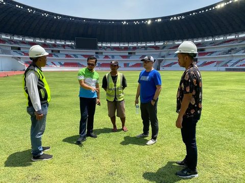 Koreo yang ditampilkan suporter pada laga Persebaya vs Persib di Stadion Si Jalak Harupat, Soreang (7/3/2019), dalam Piala Presiden 2019. (Bola.com/Aditya Wany)