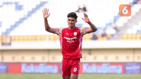 Pemain Timnas Indonesia, M. Ramadhan Sananta (kiri) berusaha melewati pemain Timnas Curacao saat laga FIFA Match Day antara Timnas Indonesia melawan Timnas Curacao di Stadion Pakansar