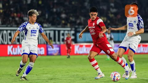 Pemain Timnas Indonesia, M. Ramadhan Sananta (kiri) berusaha melewati pemain Timnas Curacao saat laga FIFA Match Day antara Timnas Indonesia melawan Timnas Curacao di Stadion Pakansar
