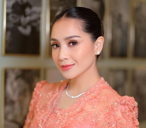 8 Foto Nagita Slavina Mengenakan Kebaya Peach Saat Mendampingi Raffi Ahmad Dalam Pelantikan Sebagai Utusan Khusus Presiden