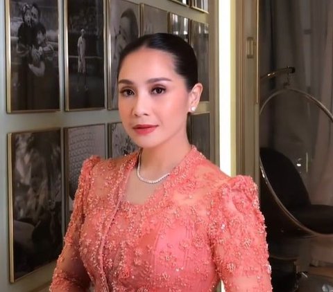 8 Foto Nagita Slavina Mengenakan Kebaya Peach Saat Mendampingi Raffi Ahmad Dalam Pelantikan Sebagai Utusan Khusus Presiden