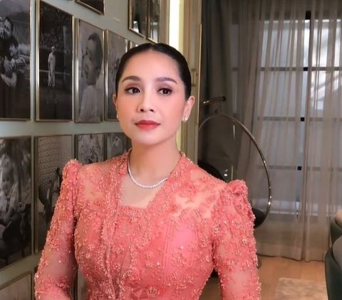 8 Foto Nagita Slavina Mengenakan Kebaya Peach Saat Mendampingi Raffi Ahmad Dalam Pelantikan Sebagai Utusan Khusus Presiden