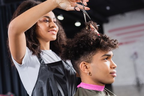 Ilustrasi pria potong rambut.