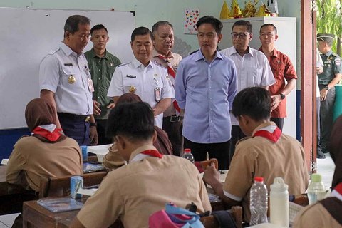 FOTO: Momen Wapres Gibran Tinjau Uji Coba Makan Bergizi Gratis Rp23.000 Seporsi, Ini Menunya