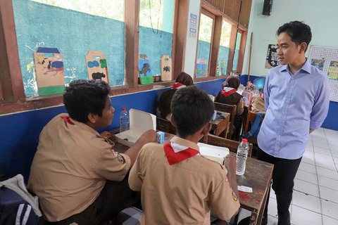 FOTO: Momen Wapres Gibran Tinjau Uji Coba Makan Bergizi Gratis Rp23.000 Seporsi, Ini Menunya