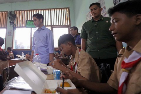 FOTO: Momen Wapres Gibran Tinjau Uji Coba Makan Bergizi Gratis Rp23.000 Seporsi, Ini Menunya