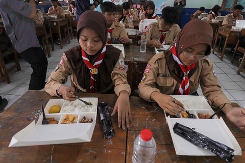 FOTO: Momen Wapres Gibran Tinjau Uji Coba Makan Bergizi Gratis Rp23.000 Seporsi, Ini Menunya