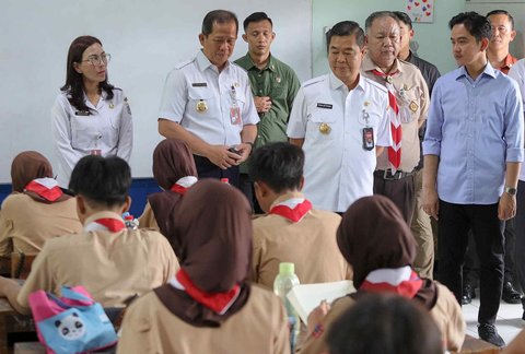 FOTO: Momen Wapres Gibran Tinjau Uji Coba Makan Bergizi Gratis Rp23.000 Seporsi, Ini Menunya