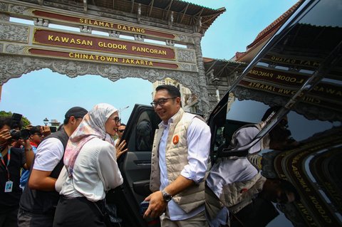 FOTO: Gaya Ridwan Kamil-Suswono Blusukan ke Glodok