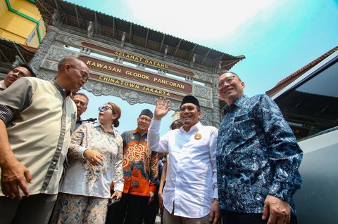 FOTO: Gaya Ridwan Kamil-Suswono Blusukan ke Glodok