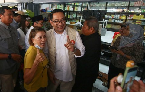 FOTO: Gaya Ridwan Kamil-Suswono Blusukan ke Glodok