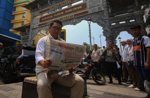 FOTO: Gaya Ridwan Kamil-Suswono Blusukan ke Glodok