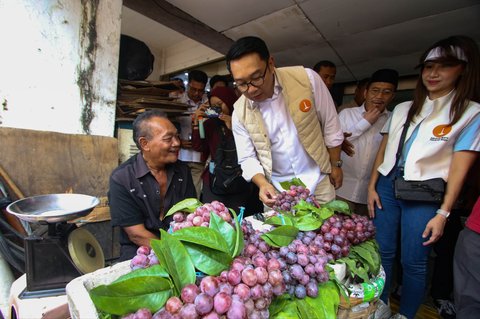 FOTO: Gaya Ridwan Kamil-Suswono Blusukan ke Glodok