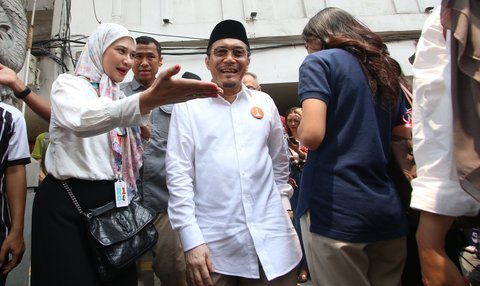 FOTO: Gaya Ridwan Kamil-Suswono Blusukan ke Glodok