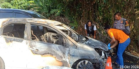 Brio Tiba-Tiba Terbakar saat Diparkir di Bawah Pohon, Pajero di Sebelahnya Ikut Terbakar