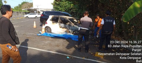 Brio Tiba-Tiba Terbakar saat Diparkir di Bawah Pohon, Pajero di Sebelahnya Ikut Terbakar