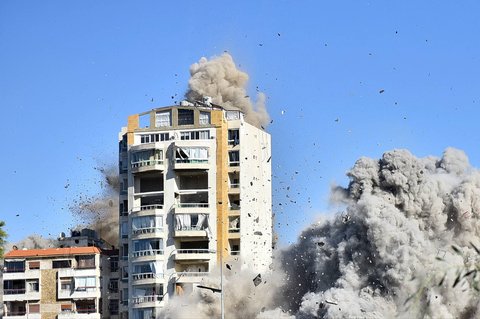 FOTO: Ngeri! Ini Detik-Detik Hantaman Rudal Israel Hancurkan Bangunan dalam Sekejap Mata di Lebanon