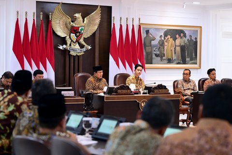 FOTO: Ekspresi Serius Gibran saat Prabowo Beri Peringatan Keras untuk Menteri di Sidang Kabinet Perdana