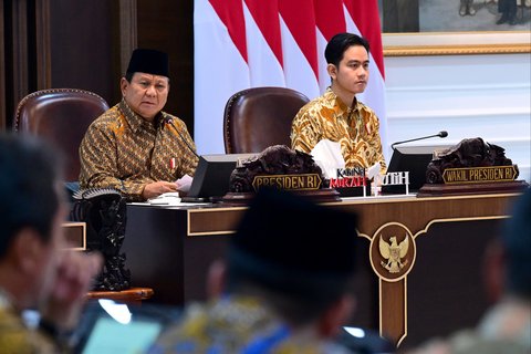 FOTO: Ekspresi Serius Gibran saat Prabowo Beri Peringatan Keras untuk Menteri di Sidang Kabinet Perdana