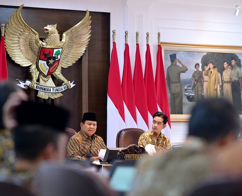 FOTO: Ekspresi Serius Gibran saat Prabowo Beri Peringatan Keras untuk Menteri di Sidang Kabinet Perdana